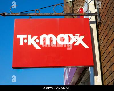 Carmarthen, Wales, UK, 24. März 2022 : T K Maxx-Logo-Werbeschild an seinen Einzelhandelsgeschäften in Supermärkten direkt vor dem Stadtzentrum Stockfoto Stockfoto