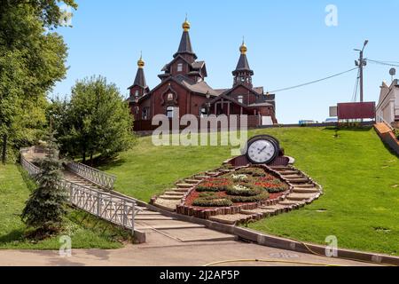 CHARKIW, UKRAINE - 3. AUGUST 2021: Dies ist eine neue Holzkirche zu Ehren der Ikone der Gottesmutter, die im Sarschin-Jar-Park die Gefallenen sucht. Stockfoto