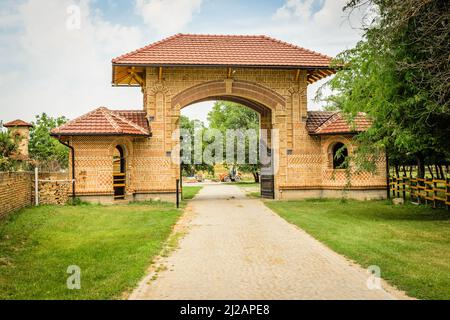 Der Haupteingang zum Kloster Kovilj in Fruska Gora - Novi Sad, Serbien. Stockfoto