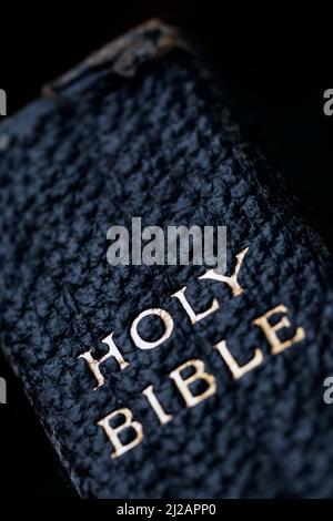 Wirbelsäule aus Vintage-Leder gebunden christian bible Stockfoto