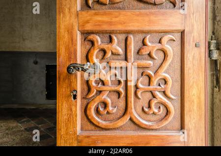 Blick auf das Schnitzmotiv, die Holztore des Klosters. Das Kloster Kovilj ist das Kloster der Serbisch-Orthodoxen Kirche in Bačka, Vojvodina (serbische Kirche) Stockfoto