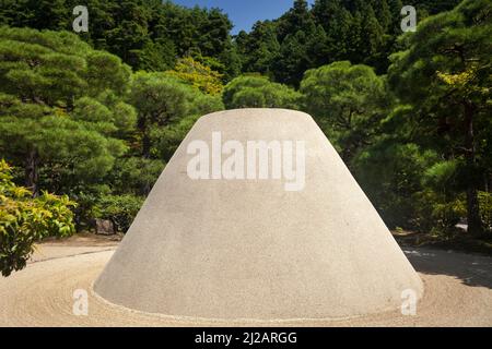 Kōgetsudai (Sandhaufen, der den Berg Fuji symbolisiert) im japanischen Sandgarten des Ginkaku-ji (Tempel des Silbernen Pavillons) Buddhistischen Zen-Tempels, Kyoto Stockfoto