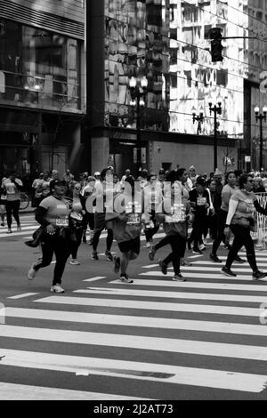 Läufer, die den Chicago St. Patrick’s Day Marathon in Schwarz-Weiß laufen. Stockfoto