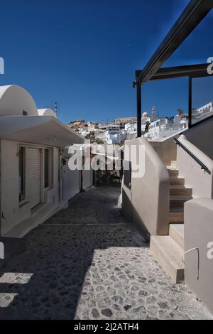 Santorini, Griechenland - 10. Mai 2021 : Blick auf geschlossene Geschäfte im Zentrum von Fira Santorini während der Covid-Beschränkungen Stockfoto