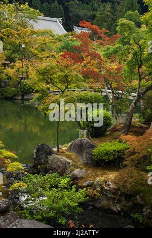 Vertikale Ansicht des buddhistischen Eikan-do (oder Zenrin-ji)-Tempels und des farbenfrohen japanischen Gartens, Nord-Higashiyama, Kyoto, Japan Stockfoto