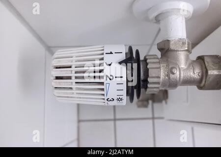 Sparen Sie Geld, schalten Sie die Heizung ab. Kühlerthermostat. Stockfoto