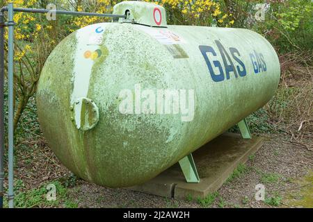 Ein Flüssiggastank in einem Garten. Stockfoto