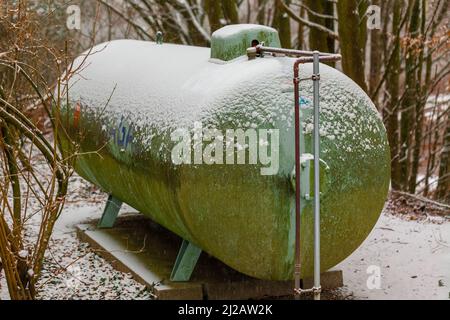 Ein Flüssiggastank in einem Garten. Stockfoto