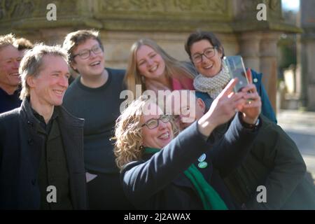 Linlithgow Schottland, Großbritannien, März 31 2022. Die Co-Führer der schottischen Grünen Partei Patrick Harvie und Lorna Slater werden von Kandidaten auf dem Stadtplatz begleitet, um die lokale Wahlkampagne der Partei zu starten Stockfoto