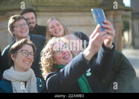 Linlithgow Schottland, Großbritannien, März 31 2022. Die Co-Führer der schottischen Grünen Partei Patrick Harvie und Lorna Slater werden von Kandidaten auf dem Stadtplatz begleitet, um die lokale Wahlkampagne der Partei zu starten Stockfoto