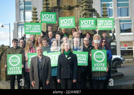 Linlithgow Schottland, Großbritannien, März 31 2022. Die Co-Führer der schottischen Grünen Partei Patrick Harvie und Lorna Slater werden von Kandidaten auf dem Stadtplatz begleitet, um die lokale Wahlkampagne der Partei zu starten Stockfoto