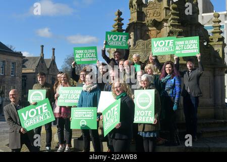 Linlithgow Schottland, Großbritannien, März 31 2022. Die Co-Führer der schottischen Grünen Partei Patrick Harvie und Lorna Slater werden von Kandidaten auf dem Stadtplatz begleitet, um die lokale Wahlkampagne der Partei zu starten Stockfoto