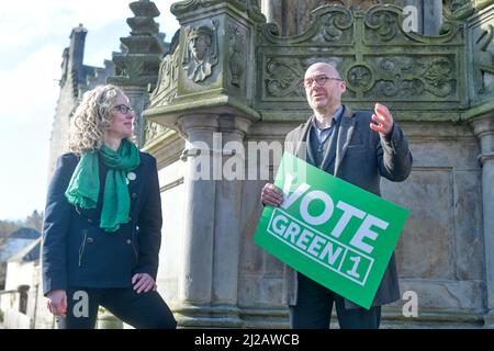 Linlithgow Schottland, Großbritannien, März 31 2022. Die Co-Führer der schottischen Grünen Partei Patrick Harvie und Lorna Slater werden von Kandidaten auf dem Stadtplatz begleitet, um die lokale Wahlkampagne der Partei zu starten Stockfoto