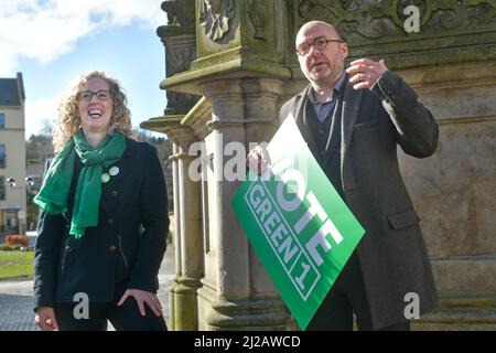 Linlithgow Schottland, Großbritannien, März 31 2022. Die Co-Führer der schottischen Grünen Partei Patrick Harvie und Lorna Slater werden von Kandidaten auf dem Stadtplatz begleitet, um die lokale Wahlkampagne der Partei zu starten Stockfoto