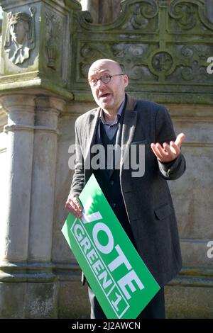 Linlithgow Schottland, Großbritannien, März 31 2022. Die Co-Führer der schottischen Grünen Partei Patrick Harvie und Lorna Slater werden von Kandidaten auf dem Stadtplatz begleitet, um die lokale Wahlkampagne der Partei zu starten Stockfoto