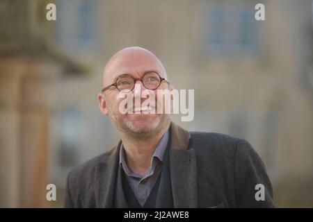 Linlithgow Schottland, Großbritannien, März 31 2022. Die Co-Führer der schottischen Grünen Partei Patrick Harvie und Lorna Slater werden von Kandidaten auf dem Stadtplatz begleitet, um die lokale Wahlkampagne der Partei zu starten Stockfoto