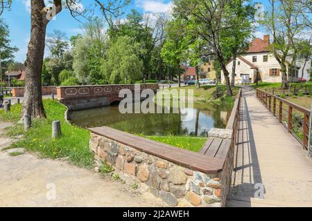 Die Steinbrücke über den Fluss Aleksupite in der Stadt Kuldiga in Latvias Stockfoto