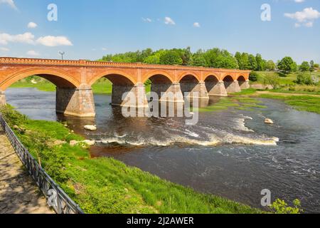 Die steinerne Brücke über den Fluss Venta in der Stadt Kuldiga in Latvias Stockfoto