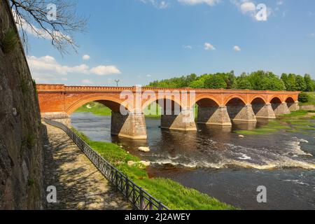 Die steinerne Brücke über den Fluss Venta in der Stadt Kuldiga in Latvias Stockfoto