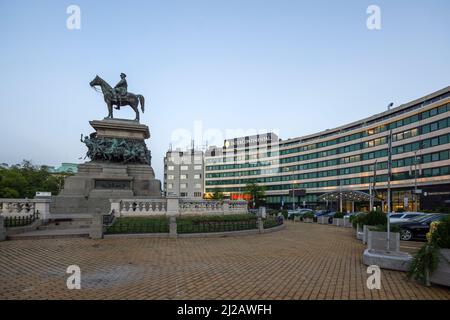 SOFIA, BULGARIEN - 1. AUGUST 2021: Nachtansicht des Denkmals des Zaren Liberators Alexander II von Russland in der Stadt Sofia, Bulgarien Stockfoto