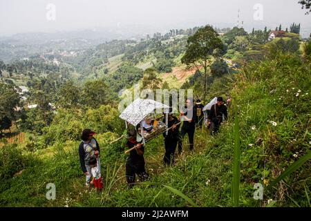 Lembang, Indonesien. 31. März 2022. Während einer Prozession in Lembang wird der Mann mit einer Opfergabe von Produkten gesehen. Haschat lembur oder Nadar Tumbalan ist ein Ausdruck der Dankbarkeit und der Bitte, dass die Bewohner des Dorfes Buni Asih, Lembang, dem Allmächtigen Sicherheit, Wohlergehen und Gesundheit geben. Kredit: SOPA Images Limited/Alamy Live Nachrichten Stockfoto