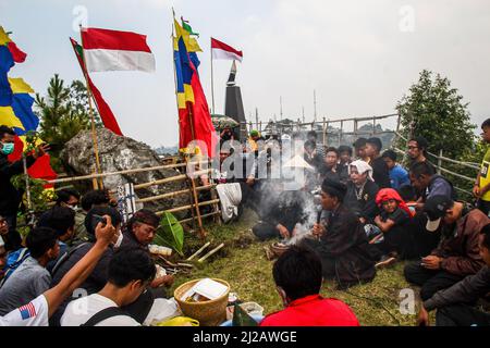 Lembang, Indonesien. 31. März 2022. Ein Schamane wird während einer Prozession in Lembang auf einem Hügel beten sehen. Haschat lembur oder Nadar Tumbalan ist ein Ausdruck der Dankbarkeit und der Bitte, dass die Bewohner des Dorfes Buni Asih, Lembang, dem Allmächtigen Sicherheit, Wohlergehen und Gesundheit geben. Kredit: SOPA Images Limited/Alamy Live Nachrichten Stockfoto