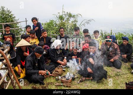 Lembang, Indonesien. 31. März 2022. Ein Schamane wird während einer Prozession in Lembang auf einem Hügel beten sehen. Haschat lembur oder Nadar Tumbalan ist ein Ausdruck der Dankbarkeit und der Bitte, dass die Bewohner des Dorfes Buni Asih, Lembang, dem Allmächtigen Sicherheit, Wohlergehen und Gesundheit geben. Kredit: SOPA Images Limited/Alamy Live Nachrichten Stockfoto