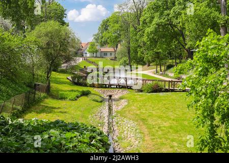 Quellpark in der Stadt Kuldiga in Latvias Stockfoto