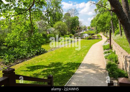 Quellpark in der Stadt Kuldiga in Latvias Stockfoto