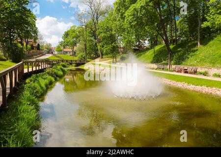 Quellpark in der Stadt Kuldiga in Latvias Stockfoto