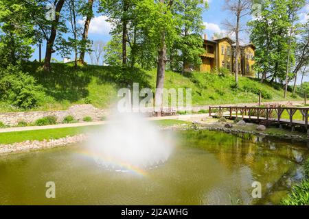 Quellpark in der Stadt Kuldiga in Latvias Stockfoto