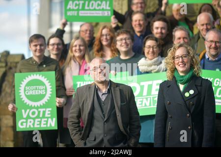 Linlithgow Schottland, Großbritannien, März 31 2022. Die Co-Führer der schottischen Grünen Partei Patrick Harvie und Lorna Slater werden von Kandidaten auf dem Stadtplatz begleitet, um die lokale Wahlkampagne der Partei zu starten Stockfoto