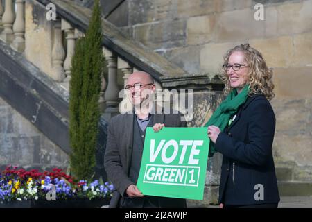 Linlithgow Schottland, Großbritannien, März 31 2022. Die Co-Führer der schottischen Grünen Partei Patrick Harvie und Lorna Slater werden von Kandidaten auf dem Stadtplatz begleitet, um die lokale Wahlkampagne der Partei zu starten Stockfoto