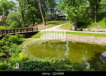 Quellpark in der Stadt Kuldiga in Latvias Stockfoto