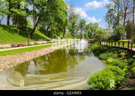 Quellpark in der Stadt Kuldiga in Latvias Stockfoto