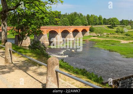 Die steinerne Brücke über den Fluss Venta in der Stadt Kuldiga in Latvias Stockfoto