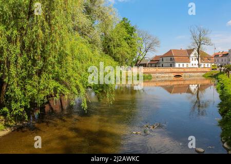 Die Steinbrücke über den Fluss Aleksupite in der Stadt Kuldiga in Latvias Stockfoto