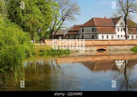 Die Steinbrücke über den Fluss Aleksupite in der Stadt Kuldiga in Latvias Stockfoto