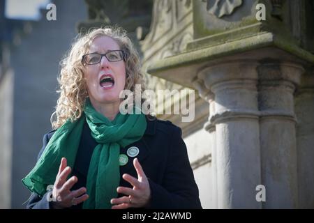 Linlithgow Schottland, Großbritannien, März 31 2022. Die Co-Führer der schottischen Grünen Partei Patrick Harvie und Lorna Slater werden von Kandidaten auf dem Stadtplatz begleitet, um die lokale Wahlkampagne der Partei zu starten Stockfoto