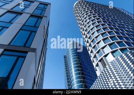 Katowice, Schlesien, Polen; März 19., 2022: Neue Firmengebäude in der Zabrska Straße im Zentrum von Katowice Stockfoto