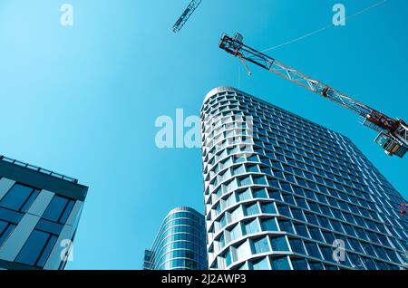 Katowice, Schlesien, Polen; März 19., 2022: Neue Firmengebäude in der Zabrska Straße im Zentrum von Katowice Stockfoto