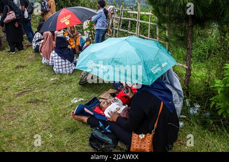 Lembang, Indonesien. 31. März 2022. Während einer Prozession in Lembang werden die Bewohner auf einem Hügel versammelt gesehen. Haschat lembur oder Nadar Tumbalan ist ein Ausdruck der Dankbarkeit und der Bitte, dass die Bewohner des Dorfes Buni Asih, Lembang, dem Allmächtigen Sicherheit, Wohlergehen und Gesundheit geben. (Foto von Algi Febri Sugita/SOPA Images/Sipa USA) Quelle: SIPA USA/Alamy Live News Stockfoto