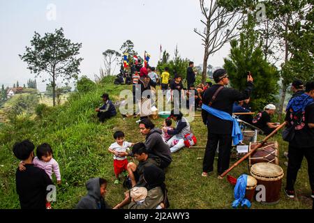 Lembang, Indonesien. 31. März 2022. Während einer Prozession in Lembang werden die Bewohner auf einem Hügel versammelt gesehen. Haschat lembur oder Nadar Tumbalan ist ein Ausdruck der Dankbarkeit und der Bitte, dass die Bewohner des Dorfes Buni Asih, Lembang, dem Allmächtigen Sicherheit, Wohlergehen und Gesundheit geben. (Foto von Algi Febri Sugita/SOPA Images/Sipa USA) Quelle: SIPA USA/Alamy Live News Stockfoto