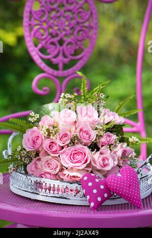 Rosa Rosen Blumen Blumenstrauß in einem Sommergarten Stockfoto
