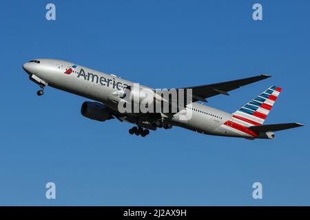 Eine Boeing 777 von American Airlines startet am Flughafen London Heathrow Stockfoto