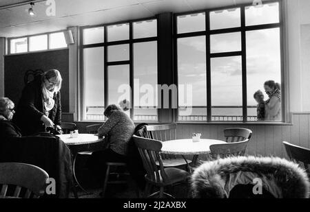 Vorbereitung auf den Nachmittagstee im Café am Pier Stockfoto