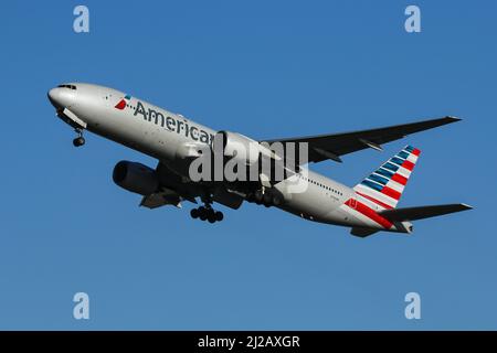 Eine Boeing 777 von American Airlines startet am Flughafen London Heathrow Stockfoto