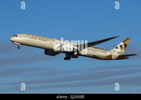 Eine von Etihad Airways betriebene Boeing 787 fährt vom Flughafen London Heathrow ab Stockfoto