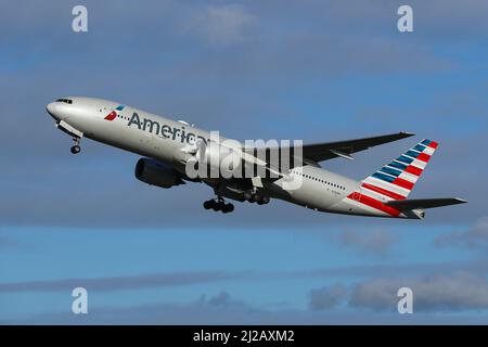 Eine Boeing 777 von American Airlines startet am Flughafen London Heathrow Stockfoto