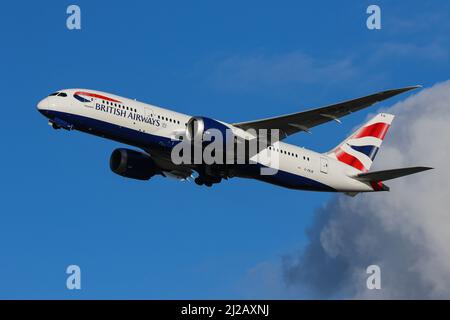 Eine Boeing 787 von British Airways startet am Flughafen London Heathrow Stockfoto